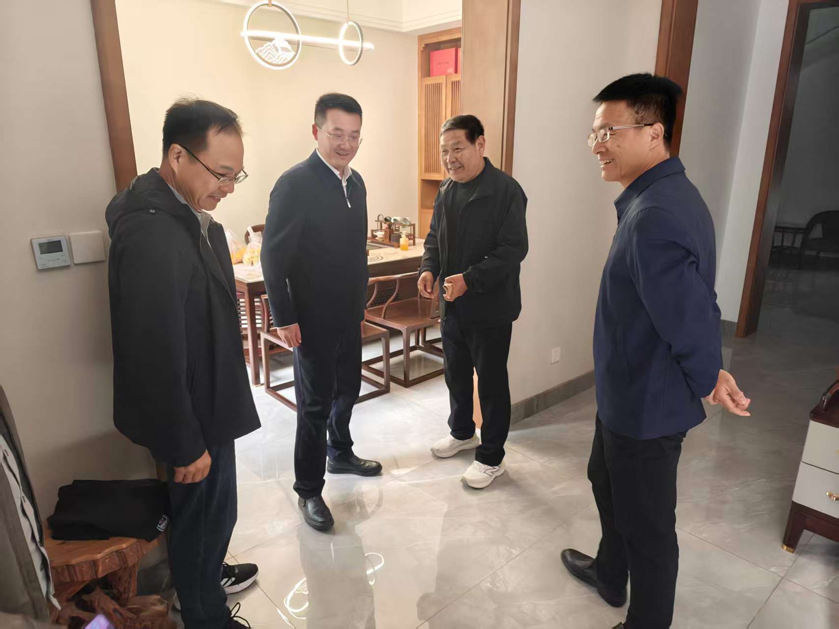 慰问退休职工.jpg 香港免费资料六曲大全